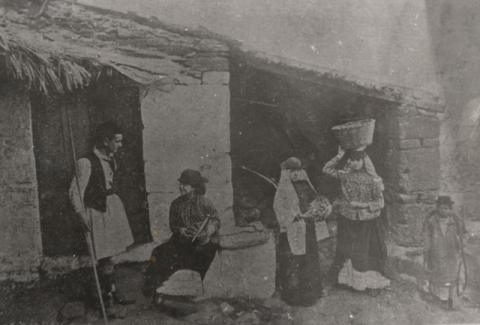 GÁLDAR, CAMPESINOS DELANTE DE ALPENDE