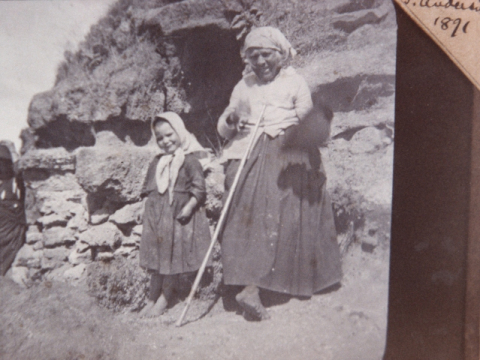 LA ABUELA Y LA NIETA
