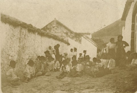 NIÑOS Y CAMPESINOS EN UNA CALLE DE ARÚCAS