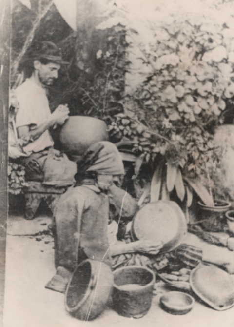 PANCHITO Y MARÍA ALMAGRANDO EN SU ALFAR