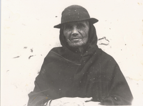 ROSTRO DE CAMPESINA CON SOMBRERO Y PAÑUELO NEGRO