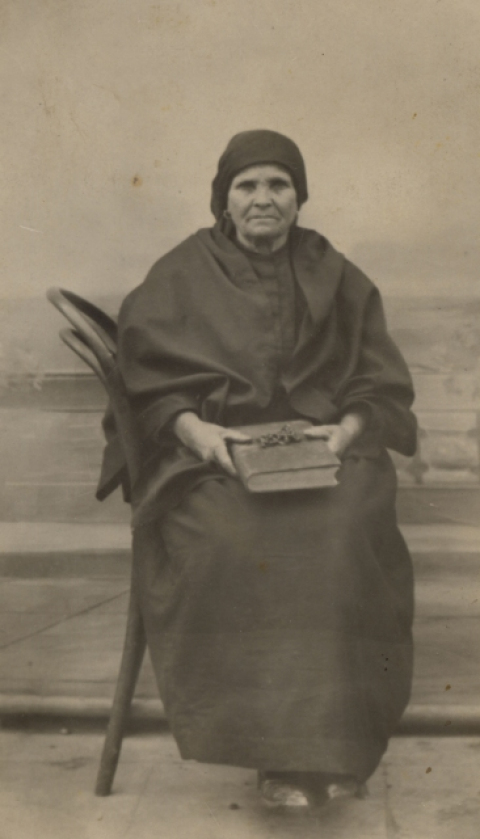 SEÑORA SENTADA