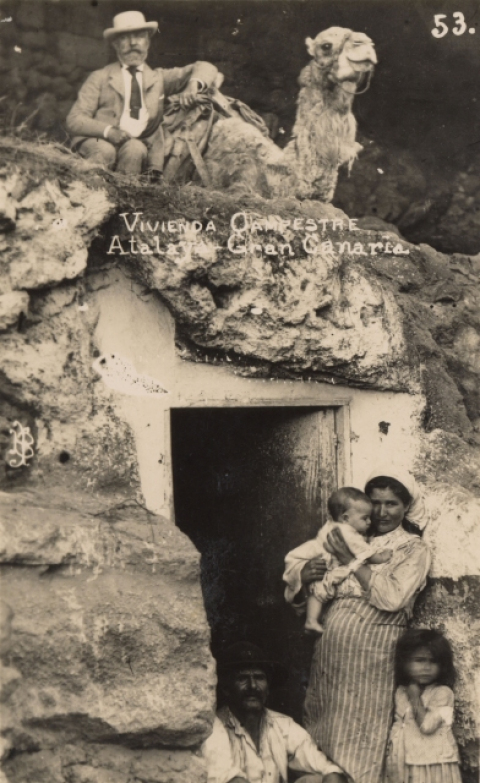 TALAYERAS Y SEÑOR CON CAMELLO