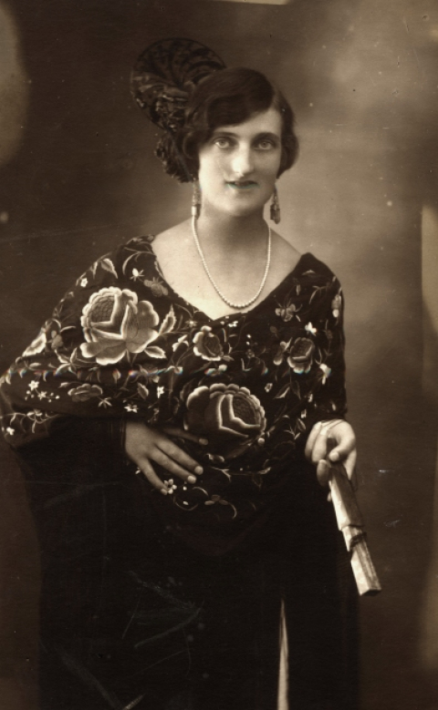 MANTILLA, PEINETA Y ABANICO