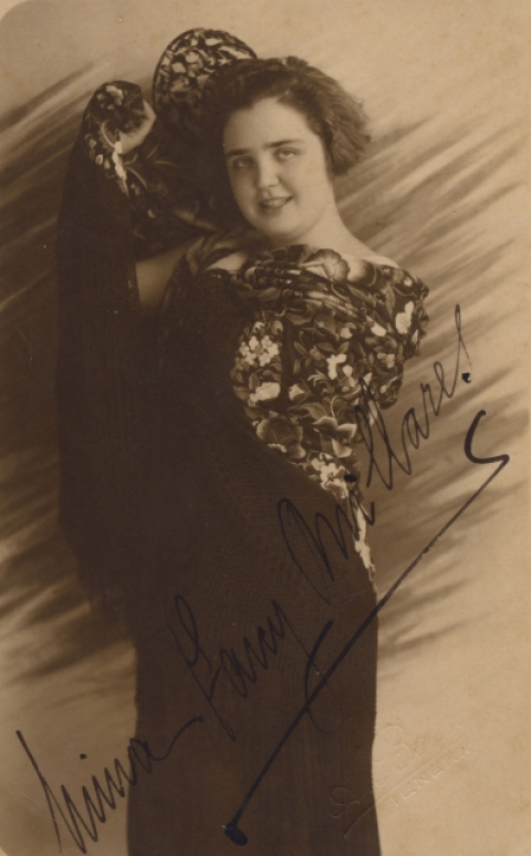 MANTÓN DE MANILA Y PEINETA