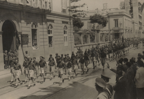 DESFILE FASCISTA ANTE EL GOBIERNO MILITAR