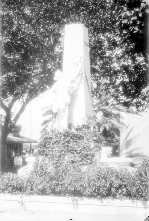 MONUMENTO A HURTADO DE MENDOZA