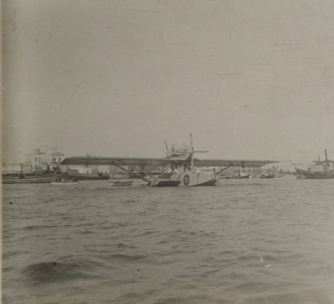 HIDROAVIÓN EN LA BAHÍA DE LA LUZ