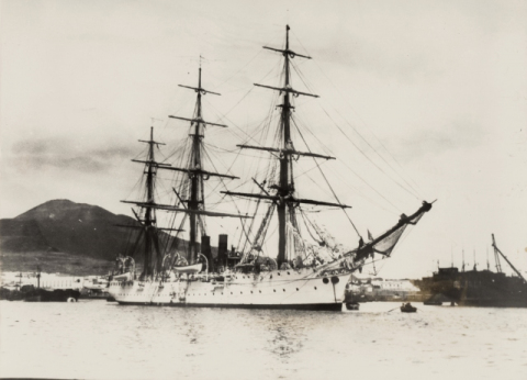 LA  FRAGATA