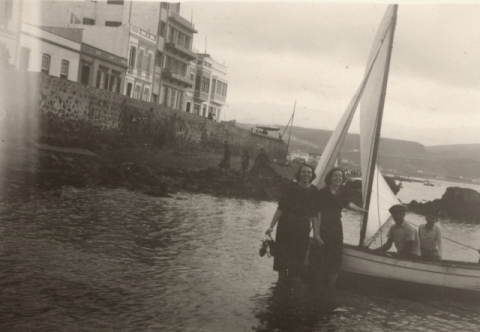 LAS SEÑORAS Y EL BOTE