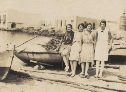 MARÍA TERESA HERNÁNDEZ Y AMIGAS EN LA PUNTILLA