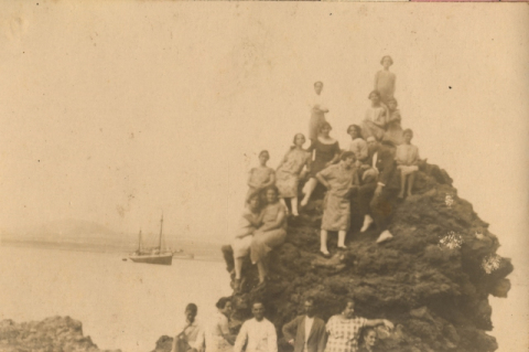 PAISANOS SOBRE UNA ROCA EN LA ISLETA