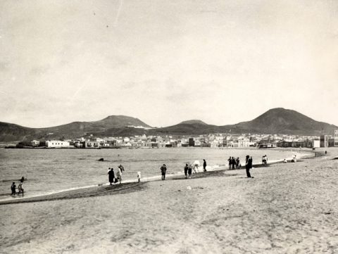PASEANDO POR LA ORILLA