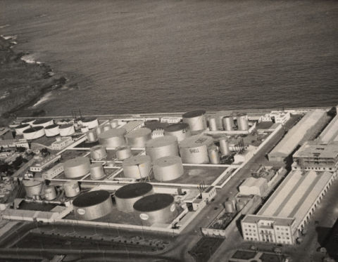 VISTA AÉREA DE LOS DEPOSITOS DE LA ESSO EN EL PUERTO
