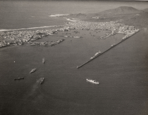 VISTA AÉREA DEL PUERTO Y LA CIUDAD
