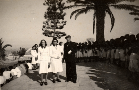 EL PRESIDENTE ANTONIO LIMIÑANA POSA EN LA INAUGURACIÓN DEL INTERNADO DE LOS ÁNGELES