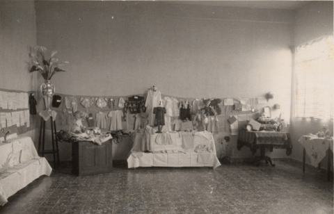 VESTIDOS DE NIÑAS EN LA SALA DE COSTURA DEL INTERNADO LOS ÁNGELES