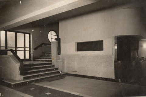 HALL DE ENTRADA Y ESCALERAS DE ACCESO A PRESIDENCIA