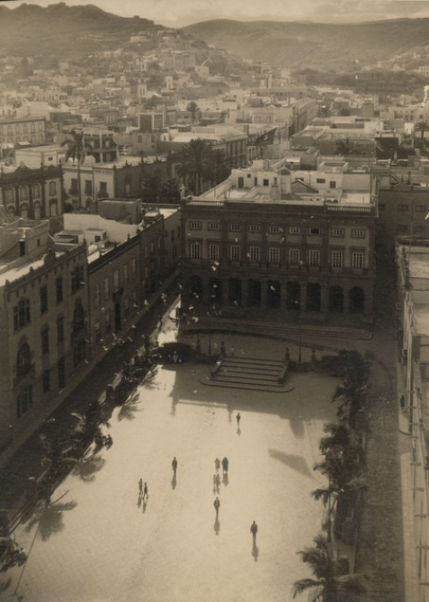 AYUNTAMIENTO Y PLAZA DE SANTA ANA VISTA DESDE LA CATEDRAL