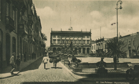 AYUNTAMIENTO Y PLAZA DE SANTA ANA