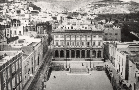 EL AYUNTAMIENTO DESDE LA CATEDRAL DE SANTA ANA