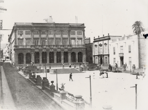 EL AYUNTAMIENTO Y LA PLAZA DE SANTA ANA