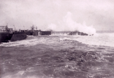 TEMPORAL EN EL MUELLE DE SAN TELMO