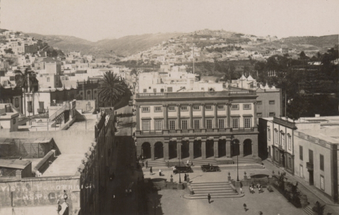 AYUNTAMIENTO Y PLAZA SANTA ANA
