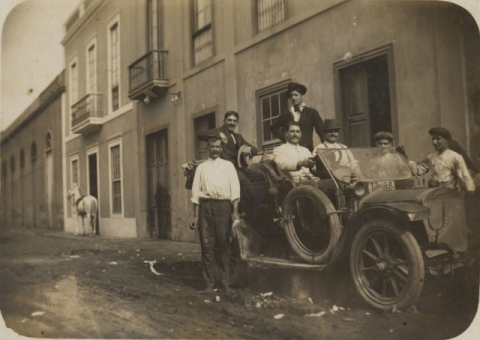 COCHE DE LA SOCIEDAD DE AUTOMÓVILES EN LA CALLE ALONSO ALVARADO
